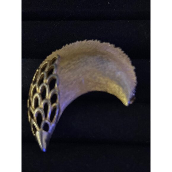 Vintage JJ Gold-Tone Crescent Moon Brooch With Filigree Detailing Gold Tone - Picture 2 of 9